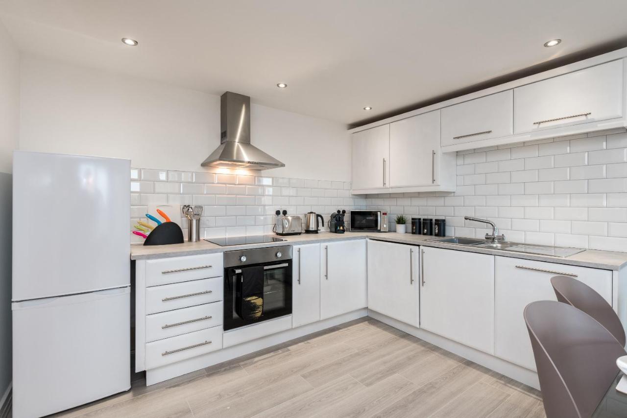Host - Contemporary 3 Bed Apt With Balcony - Perfect For Long Stays Apartment Liverpool